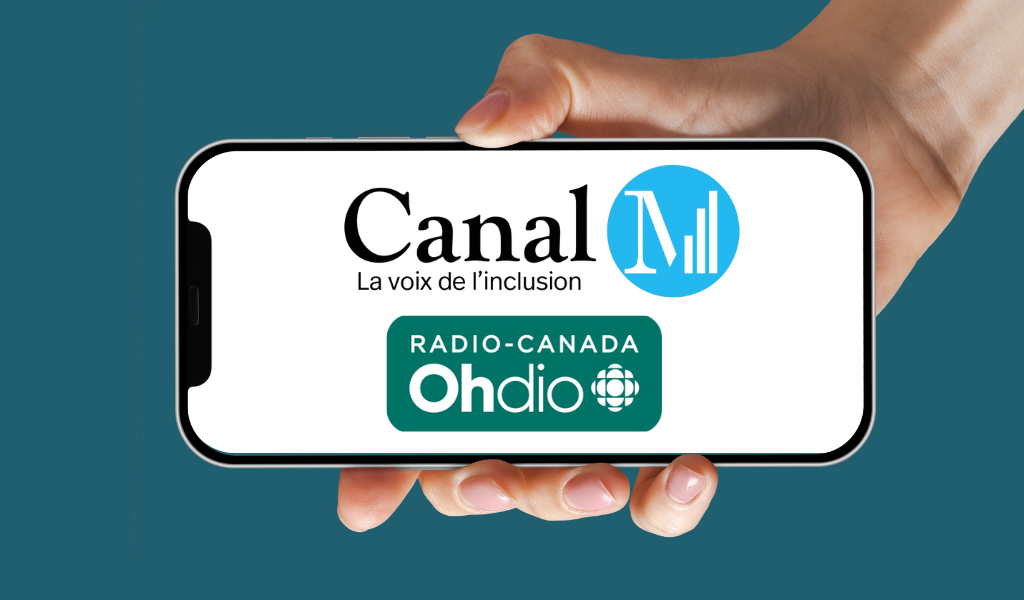 Une main tien un téléphone cellulaire qui affiche les logos de Canal M et d'OHdio.