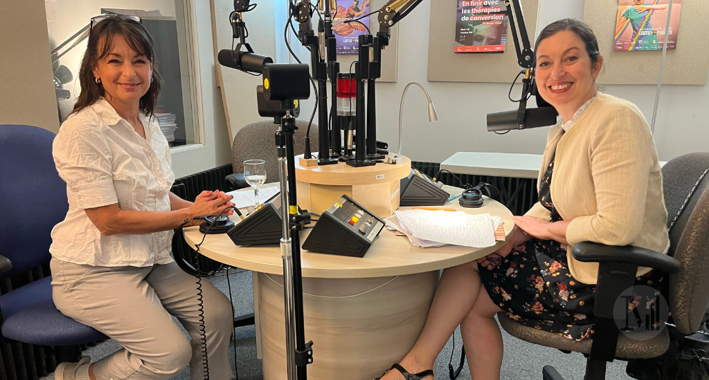 Ann-Gaëlle Whiteman et Chantal Dauray posent assises en studio.