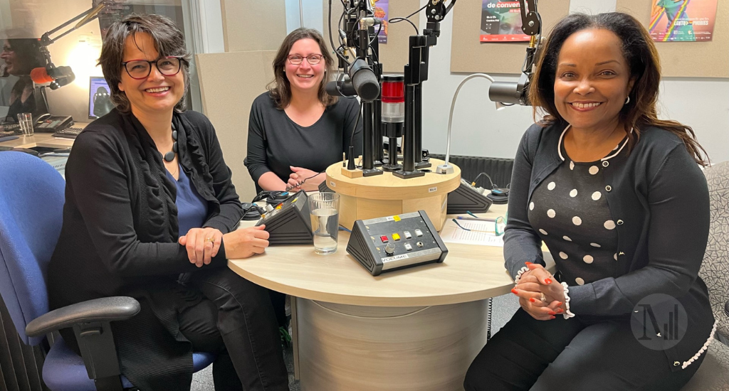 Isabel Serra, Julie Collin et Marjorie Théodore prennent la pose en studio. 