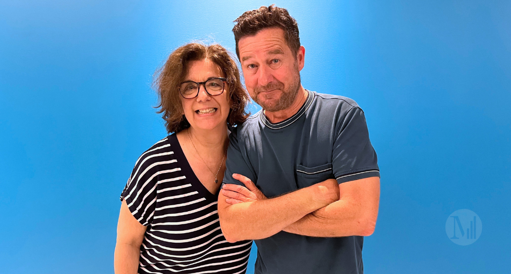 Dany Turcotte et Hélène Denis posent devant un mur bleu.