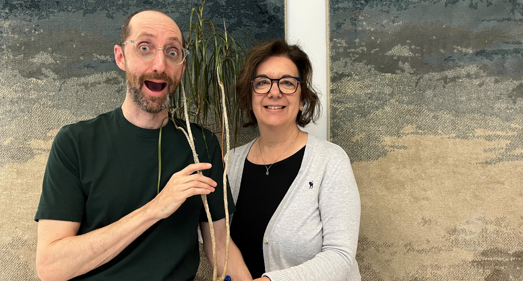 Jean-Philippe Lehoux et Hélène Denis posent avec une plante.