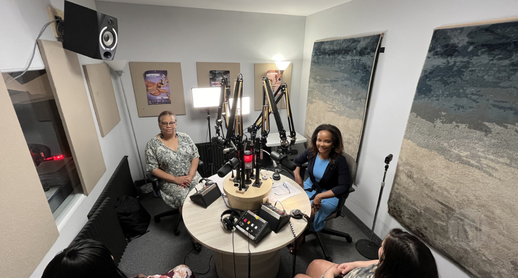 Myriam Coppry, Marjorie Théodore, Nadia et Cindy prennent la pose en studio. 