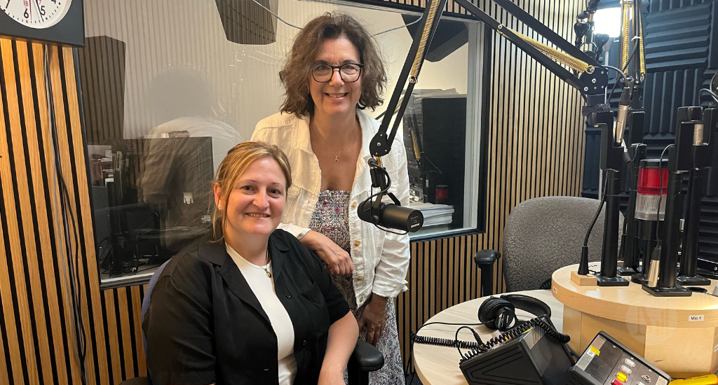 Marie-Claude Rivest et Hélène Denis posent en studio.