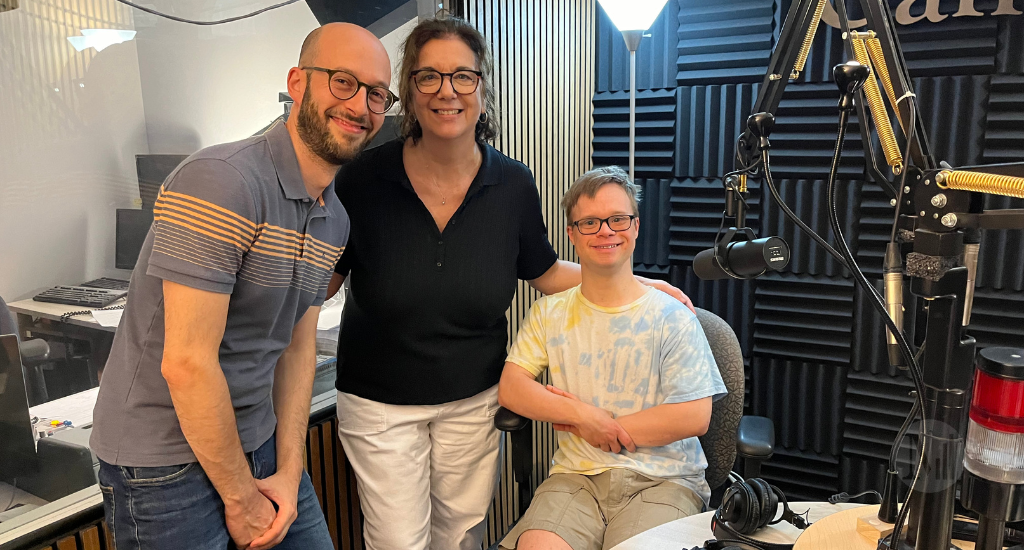 Maxime Lamontagne et Gabriel de Villers-Matte posent en studio avec Hélène Denis.