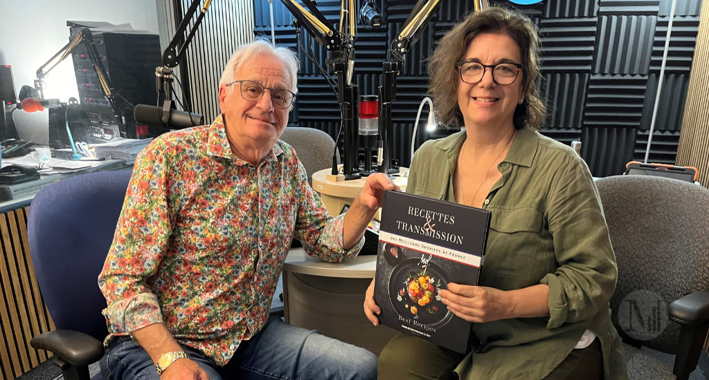 Hélène Denis pose assise en studio avec Roland Del Monte.