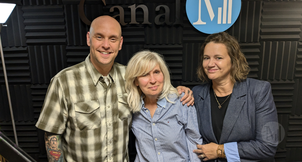 Chantal et Nathalie posent en studio avec Jason Rockam.