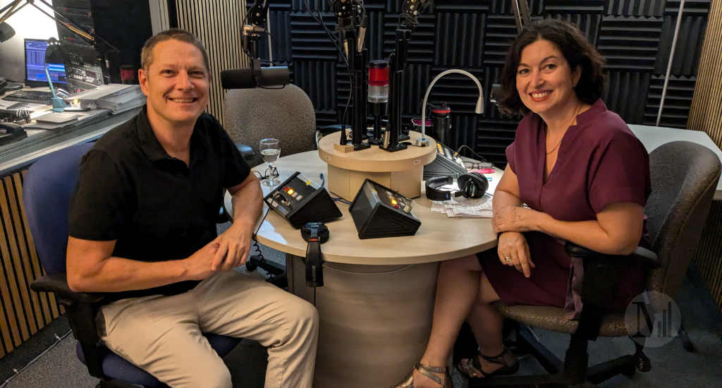 Guillaume Joseph et Chantal Dauray posent assis en studio.