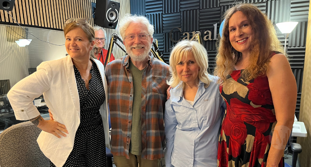 Nathalie Barrette, Winston McQuade, Chantal Lavoie et Dominica Merola prennent la pose en studio. 