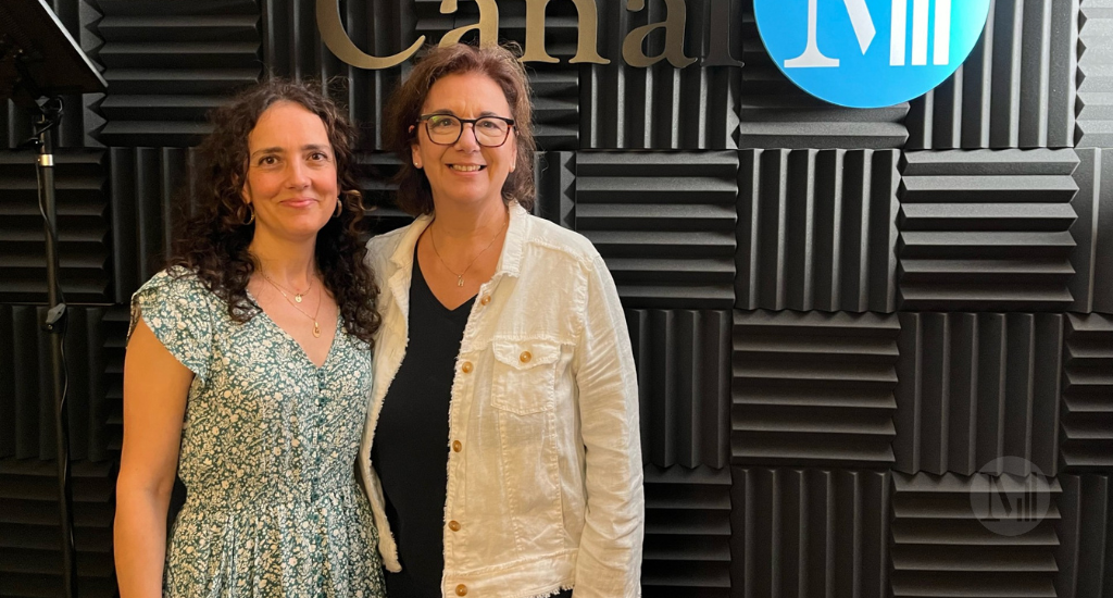 Elena Seco et Hélène Denis posent en studio.