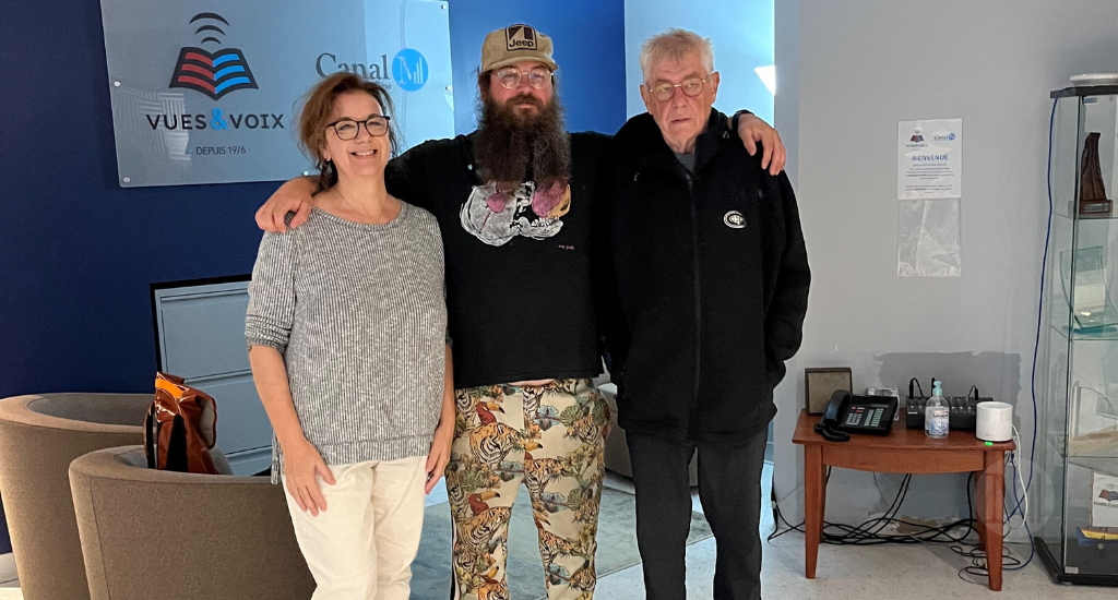 Hélène Denis pose avec  André Forcier et François Forcier à l'entrée du studio.