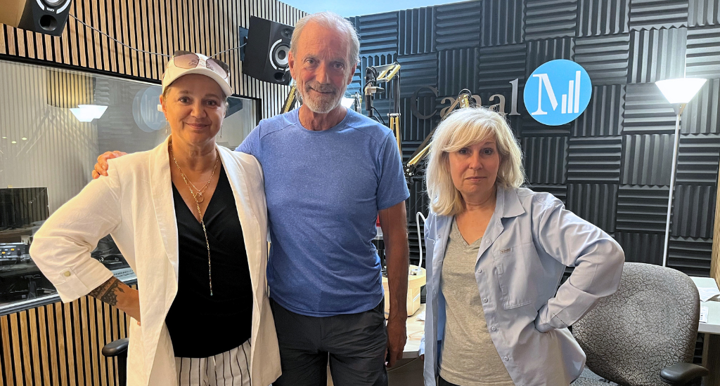 Chantal Lavoie et Nathalie Barrette posent en studio avec Robert Piché.