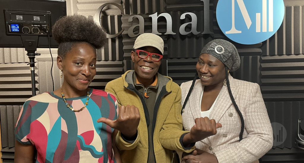 Laetitia Zonzambé, Fulgence Bla et Djély Tapa posent en studio, devant un mur de mousses noires. 