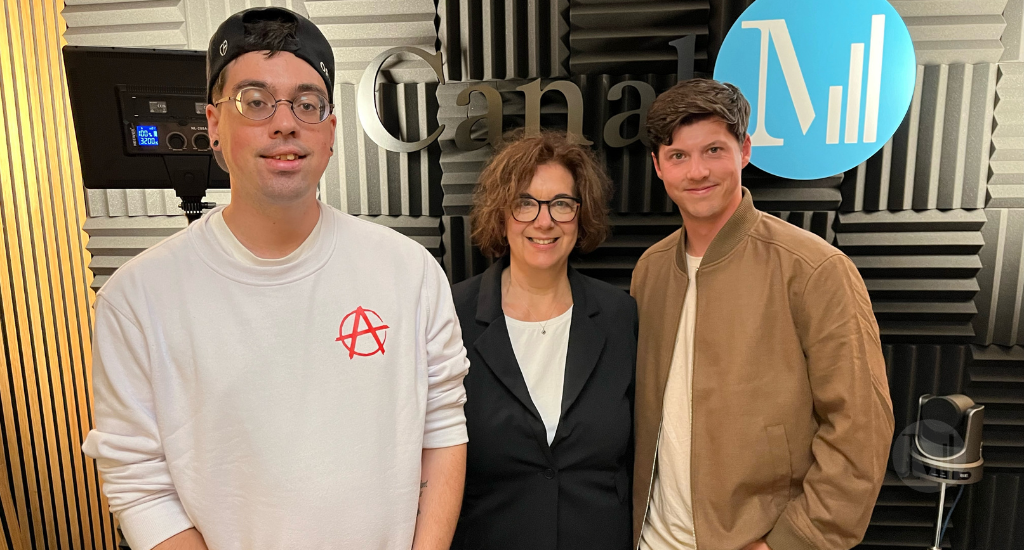 Hélène Denis pose en strudio, devant un mur de mousses noires isolantes, avec Alexandre Lagueux, comédien, et Cédrik Tremblay-Maltais, comédien.