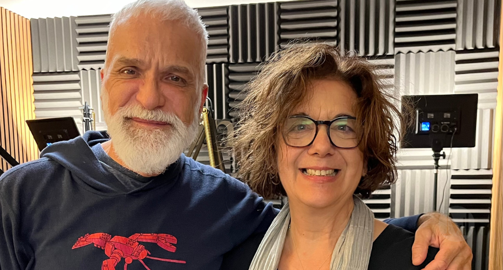 Hélène Denis et Michel Lemieux posent debout en studio devant des mousses isolantes noires.