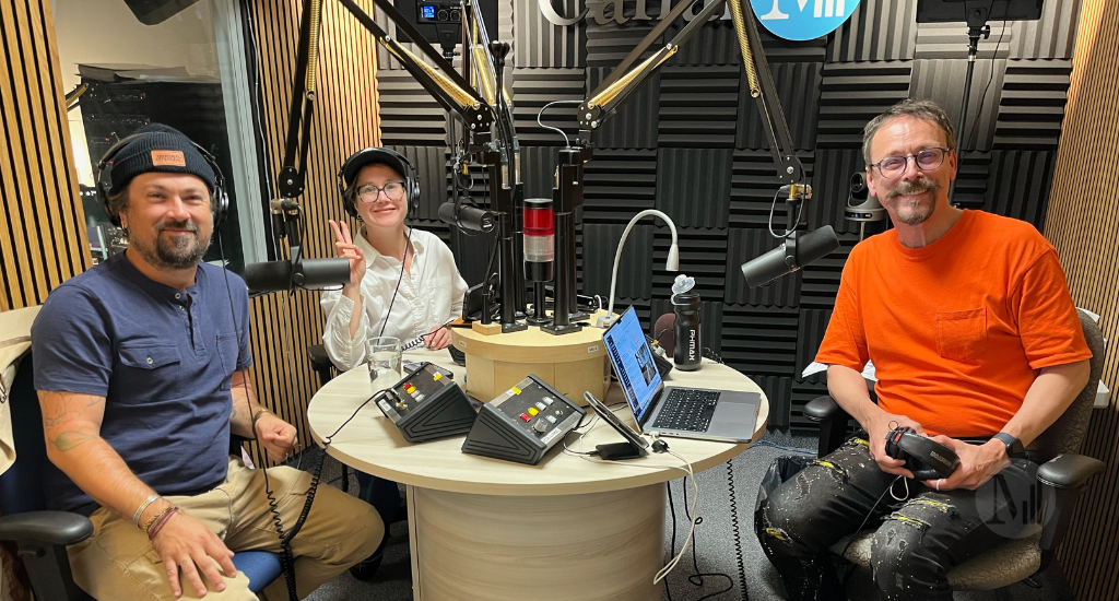 Denis-Martin Chabot pose assis en studio avec Alexandre Martel et Éliane Gagnon.