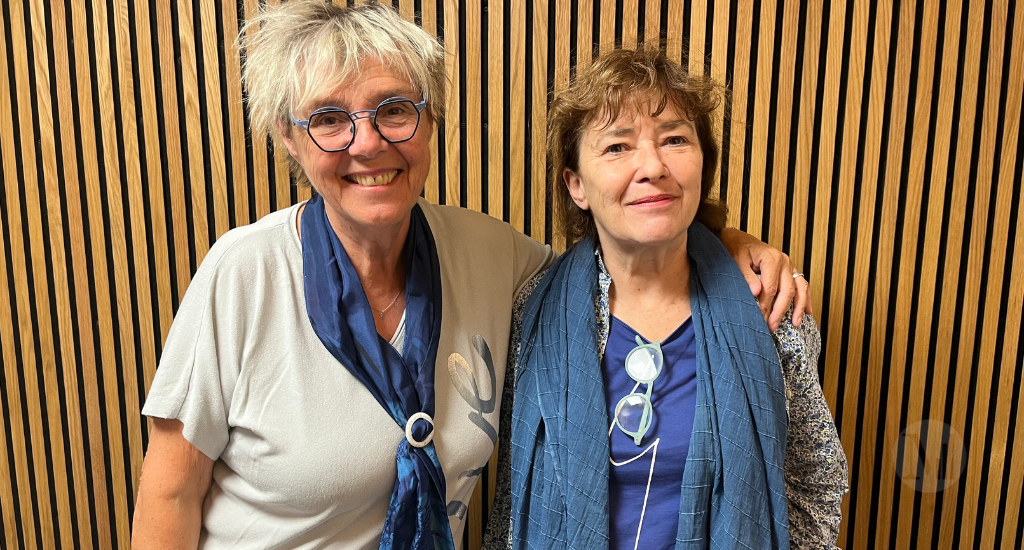 Michelle Corbeil et Clotilde Seille posent en studio. 