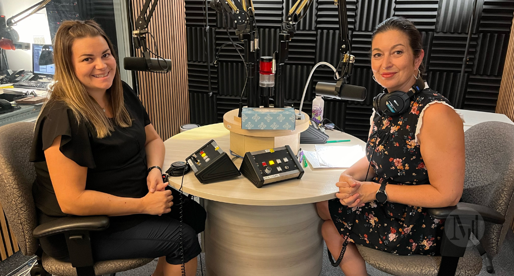 Gabrielle Barrette et Chantal Dauray posent assises en studio.