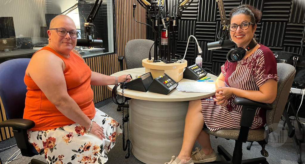 Mélanie Gauthier et Chantal Dauray sont assises l’une en face de l’autre dans un studio de radio, entourées de divers équipements de diffusion tels que des microphones.