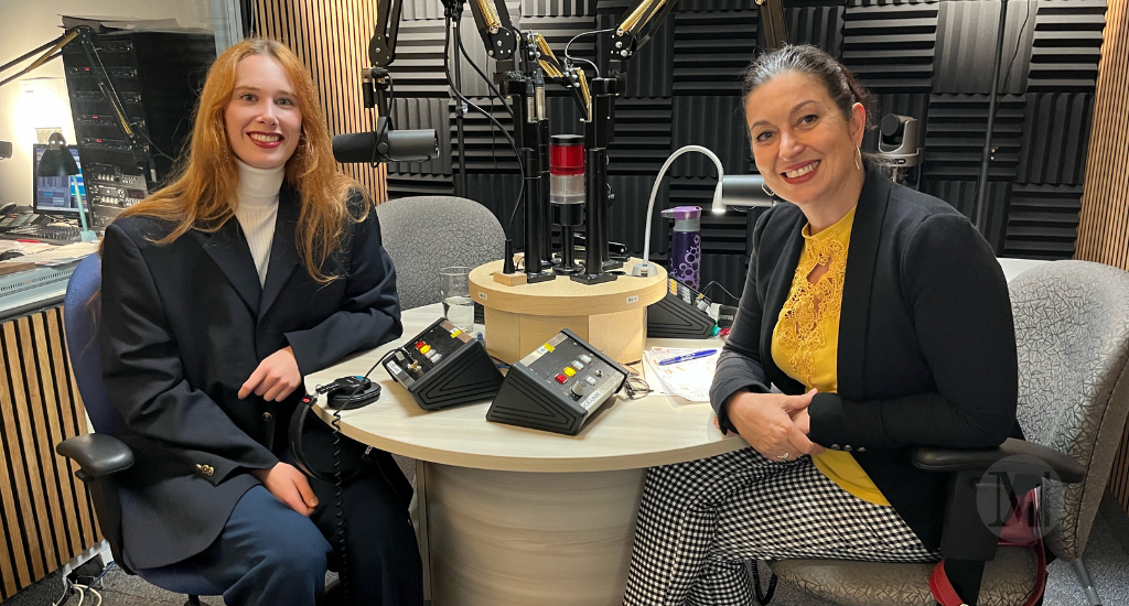 Chantal Dauray et Victoria Legault posent assises dans un studio de radio.