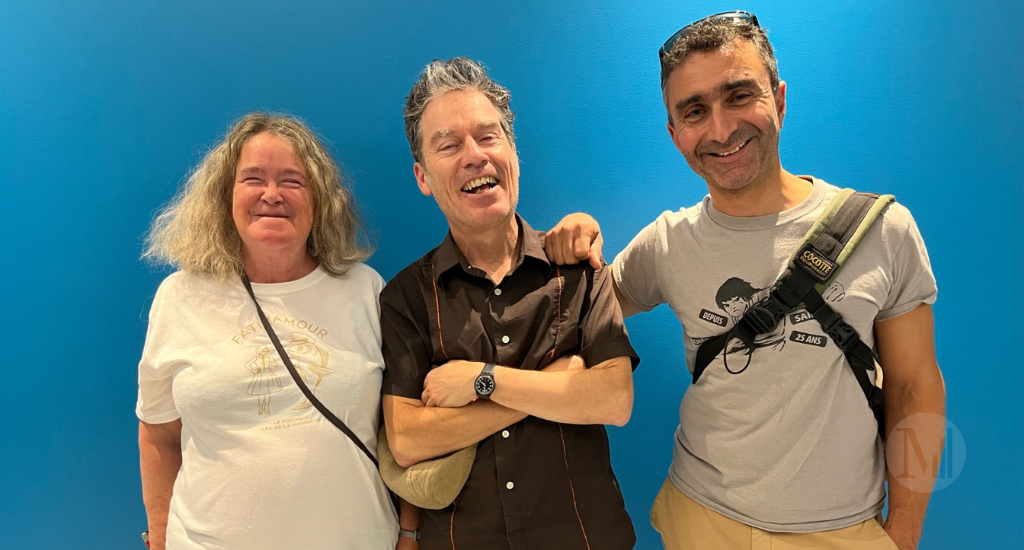 Josée Boyer, Alain Renaud et Bachir Bensaddek posent devant un mur bleu. 