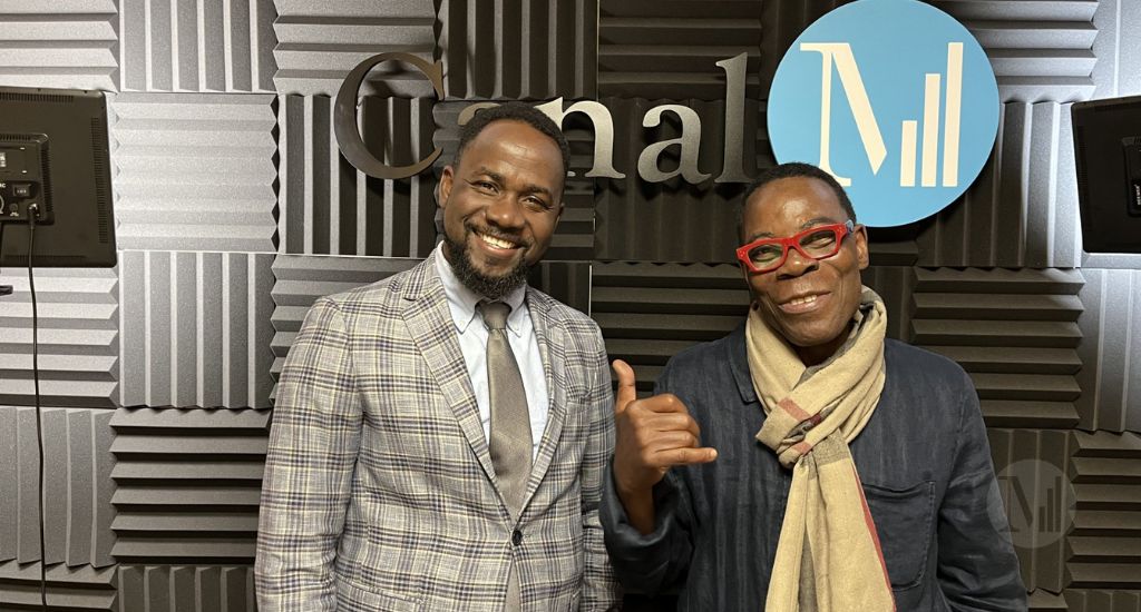 Ibrahim Kaboré et Fulgence Bla prennent la pose en studio. 