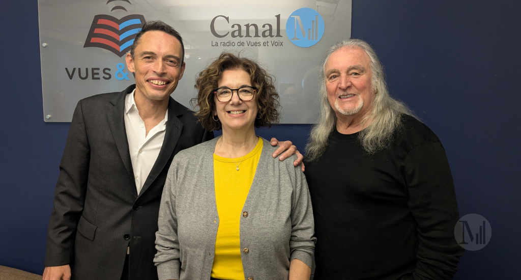 Hélène Denis pose à l'entrée du studio avec Arnaud Askoy, interprète, et Roland Romanelli, accordéoniste.