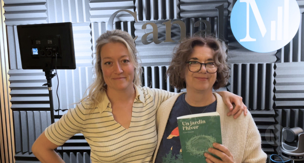 Hélène Denis et Clara Grande posent debout en studio avec le livre «Un jardin l'hiver».