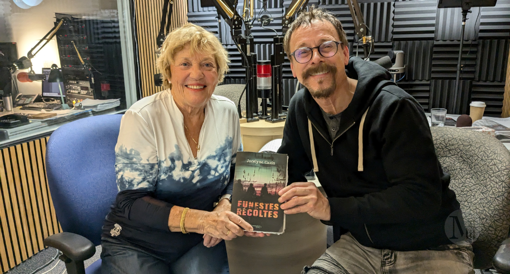 Denis-Martin Chabot pose assis en studio avec Jocelyne Cazin et son livre «Funestes récoltes».