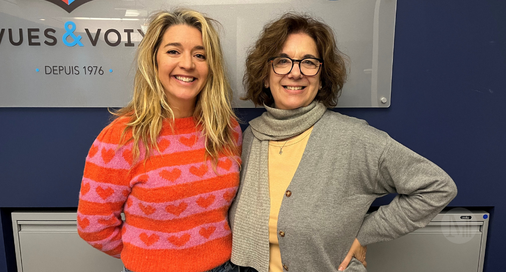 Marie-Eve Perron et Hélène Denis posent à l'entrée de Canal M.