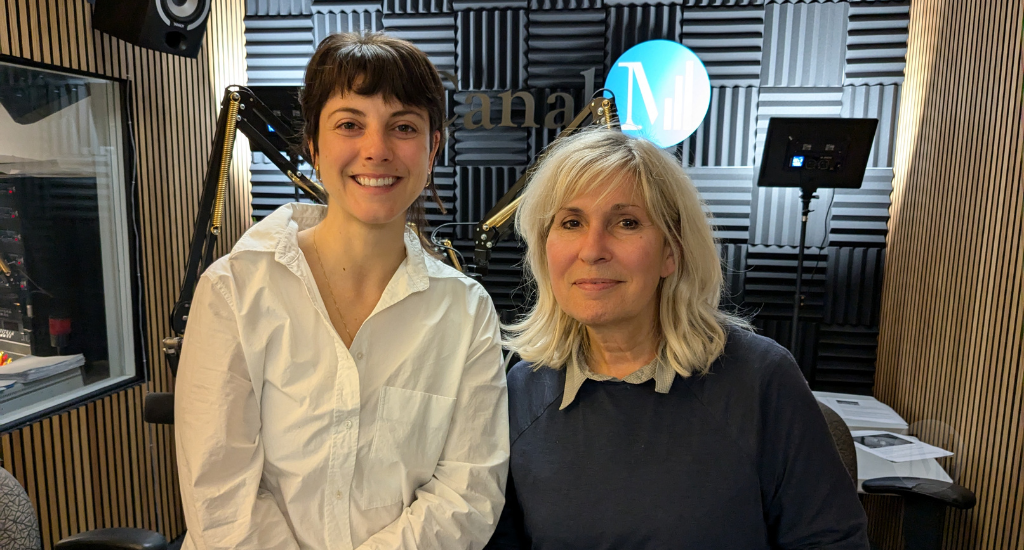 Valérie Tellos et Chantal Lavoie posent en studio.