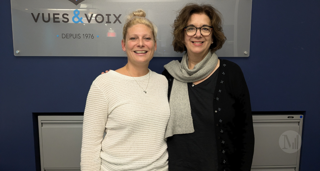 Stéfania Tremblay et Hélène Denis posent à l'entrée de Canal M.