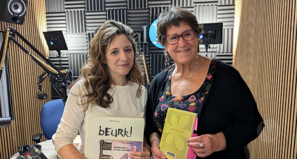 Marie Lalande pose en studio avec Lou Beauchesne et ses livres jeunesse.