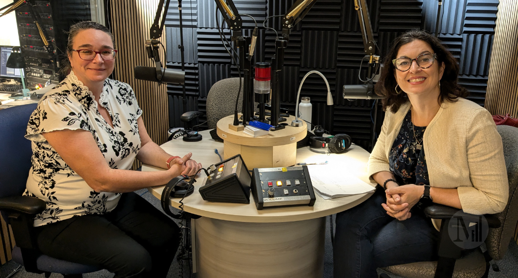 Chantal Dauray pose en studio avec son invitée.