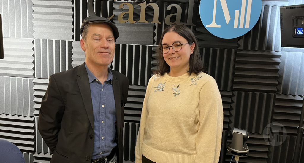 Alain Renaud et Sandrine Bastarache prennent la pose en studio. 