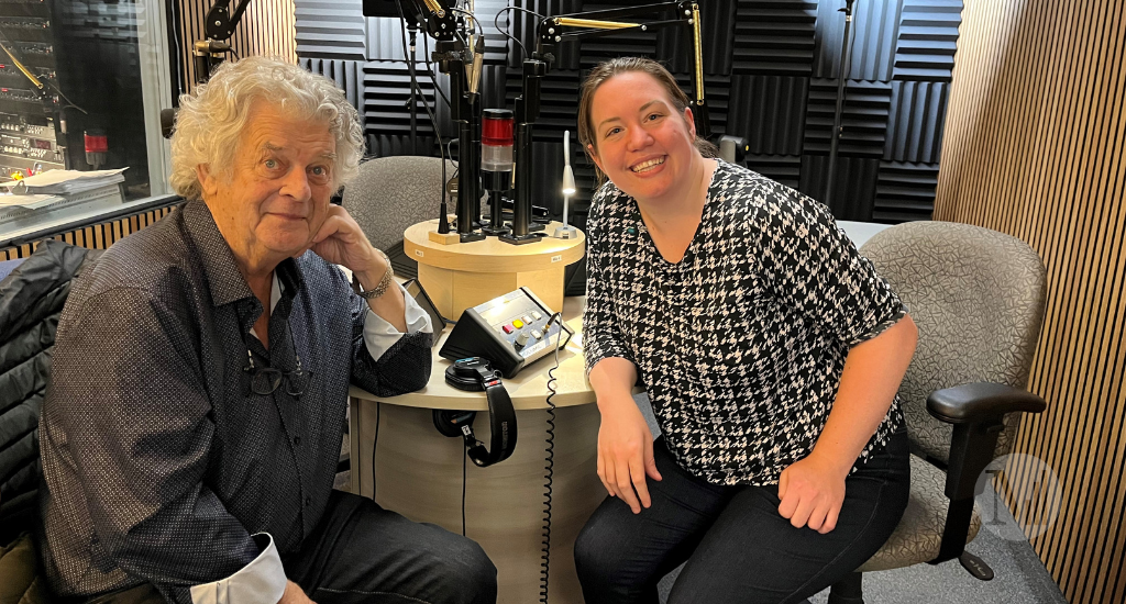 Elisanne Pellerin pose avec Noel Champagne en studio.