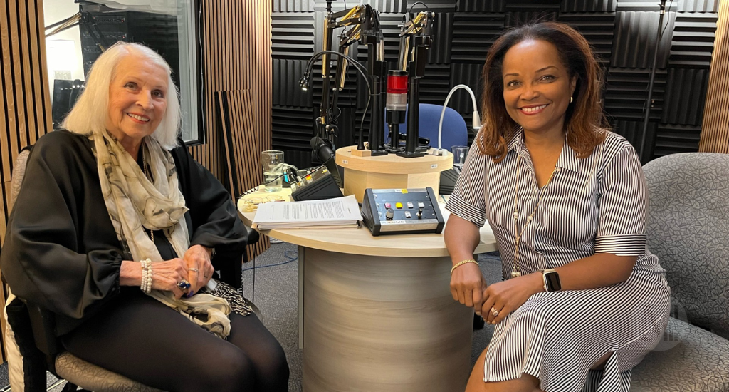 Mady Létourneau et Marjorie Théodore prennent la pose en studio. 