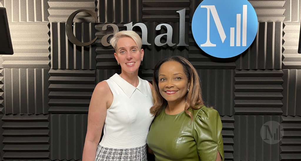 Michèle Tardif et Marjorie Théodore prennent la pose en studio. 