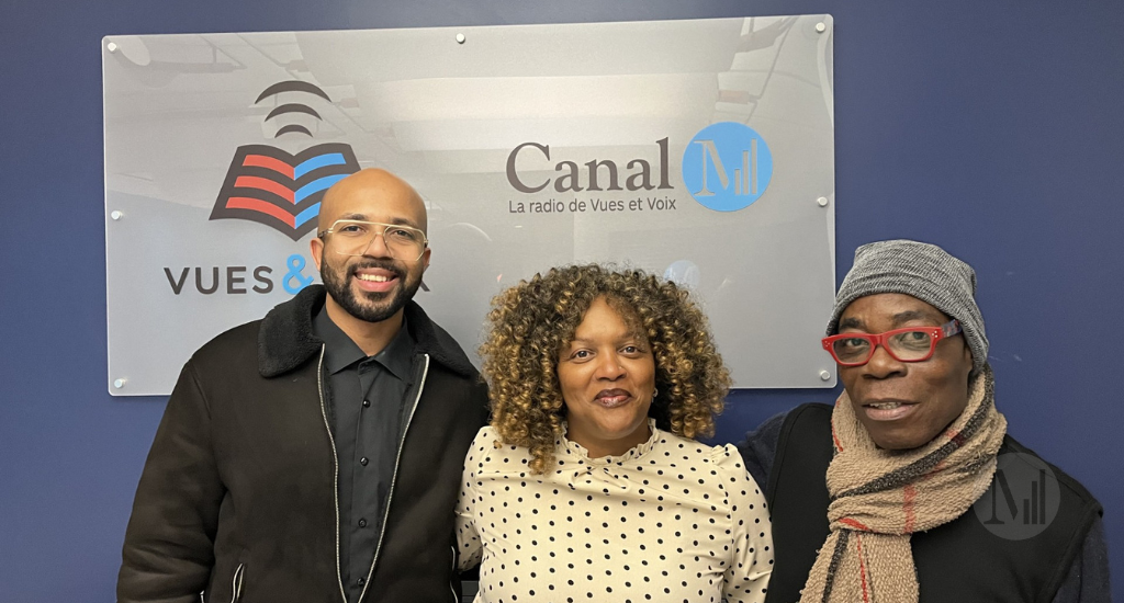 Dee Joyce, Claudyne Hilaire et Fulgence Bla prennent la pose devant l'enseigne «Vues et Voix / Canal M».