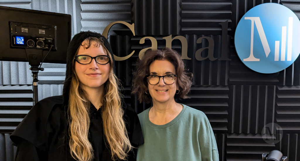 Béatrix Méthé et Hélène Denis posent debout en studio, près du logo de Canal M.