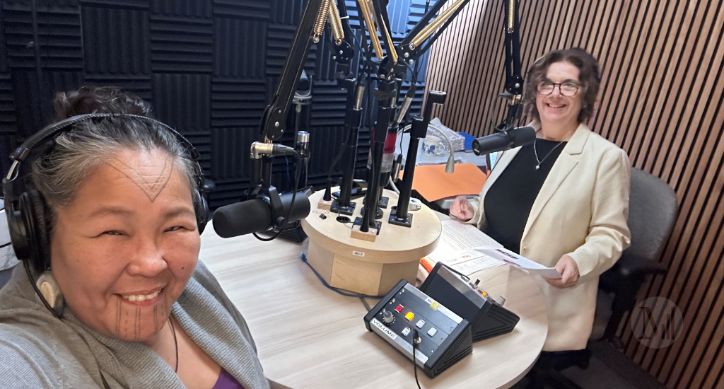 Nina Segalowitz et Hélène Denis posent en studio.