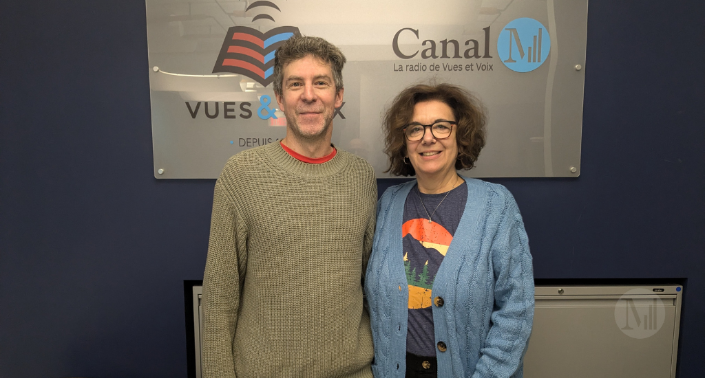 Hélène Denis et Simon Rousseau posent à l'entrée de Canal M.