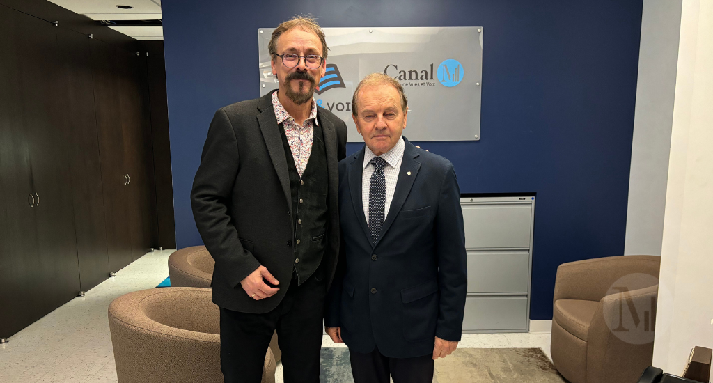 Denis-Martin Chabot et Serge Joyal posent à l'entrée de Canal M.