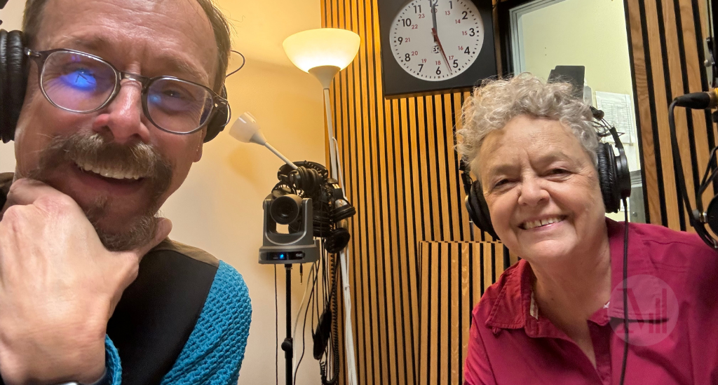 Denis-Martin Chabot et Line Chamberland posent en studio avec des casques d'écoute sur les oreilles.