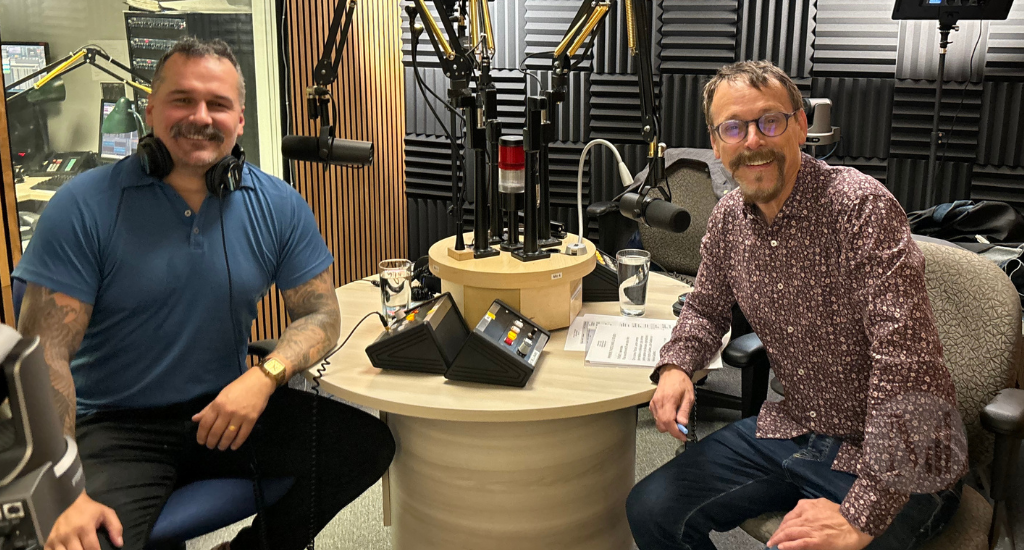 Denis-Martin Chabot pose assis avec Patrice Lavoie en studio.