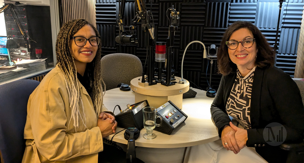 Chantal Dauray et Chloé Saintesprit posent assises en studio. Chantal Dauray et Chloé Saintesprit posent assises en studio.