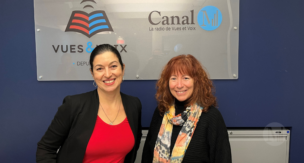 Anne Létourneau et Chantal Dauray posent à l'entrée de Canal M.