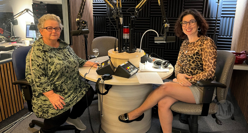 Chantal Dauray pose en studio avec son invitée.