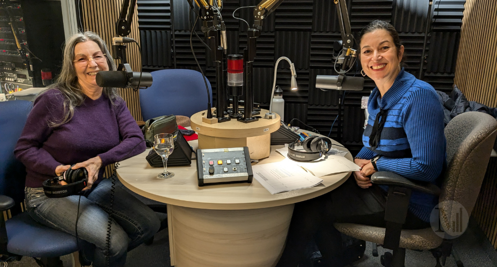 Chantal Dauray et Diane Beaudoin posent assises en studio.