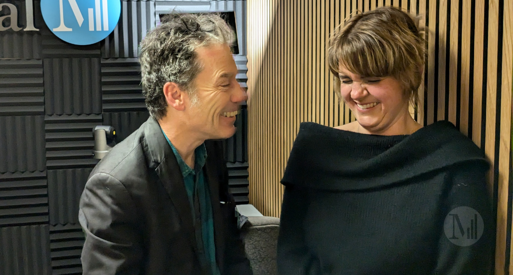 Alain Renaud et Éveline Payette-Dalpé prennent la pose en studio.  