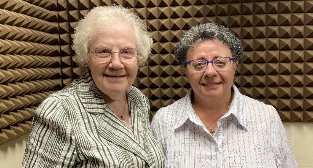 Les Soeurs Jeannette Beaulieu et Pauline Massaad prennent la pose.  